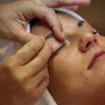 眉　脱毛の施術を受ける女性